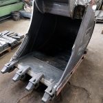 Spawanie stalowej łyżki do maszyny budowlanej