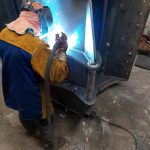 Spawanie stalowej łyżki do maszyn budowlanych